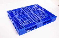 塑料托盤(pán)長(zhǎng)期暴漏會(huì)不會(huì)受潮？